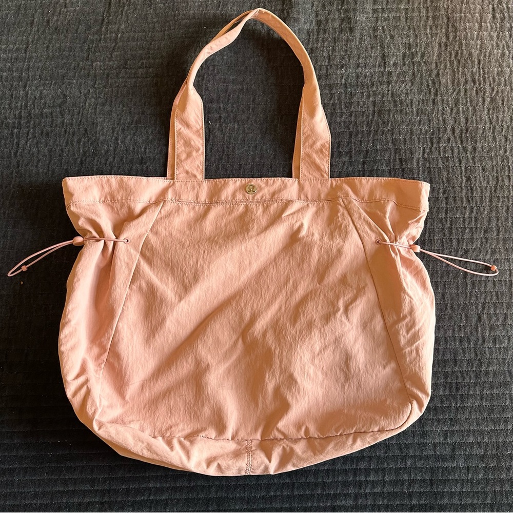 Lululemon soft pink Side-Cinch Shopper Bag in excellent condition
